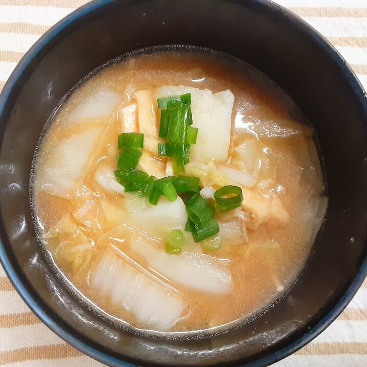 白菜とじゃがいもと油揚げの味噌汁